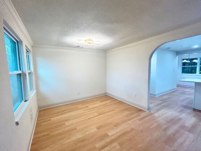 Foto del edificio - Newly Renovated 2-Bed, 1-Bath Duplex with ...