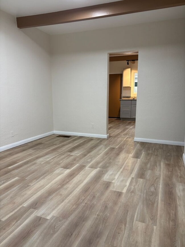 Building Photo - quiet triplex Near   UNM's  medical/law campus
