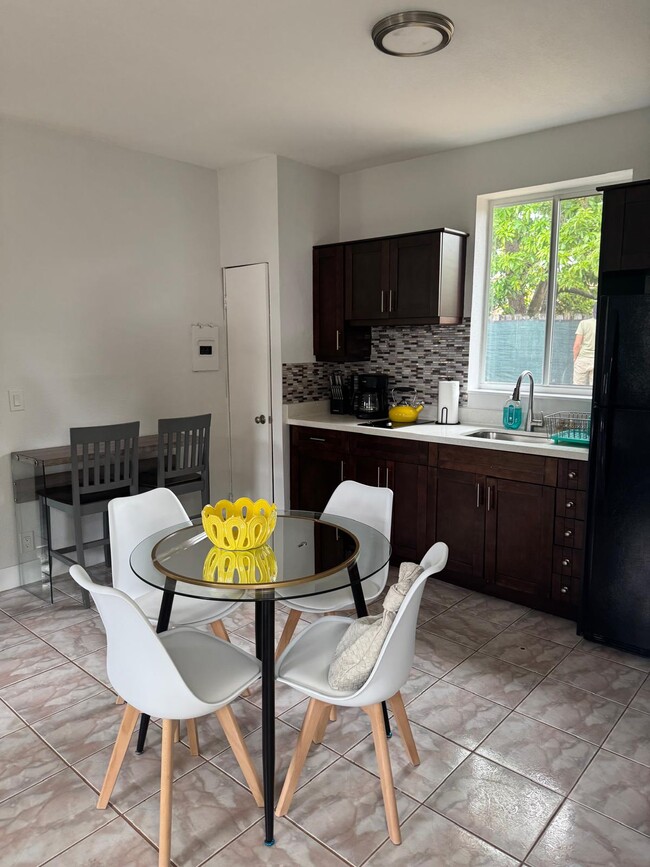 Foto del edificio - 361 NW 103rd St