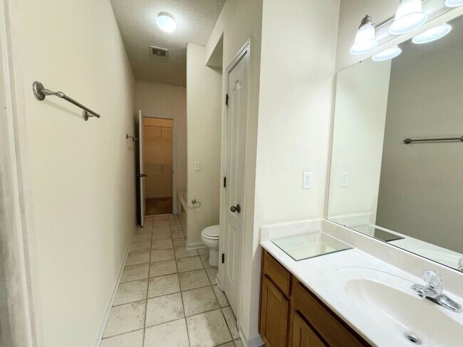 Foto del edificio - SPACIOUS 4BDR 2.5BA CONDO IN ARLINGTON SUBDIVISION