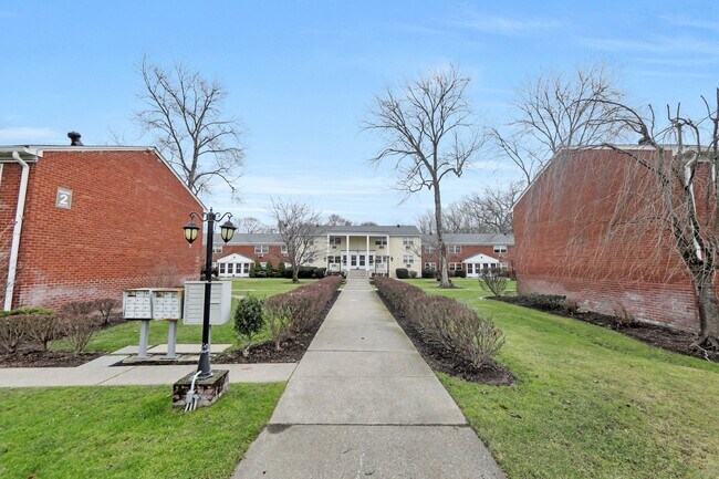 Building Photo - 66 Regency Park