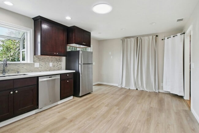 Foto del edificio - 105 S King Rd