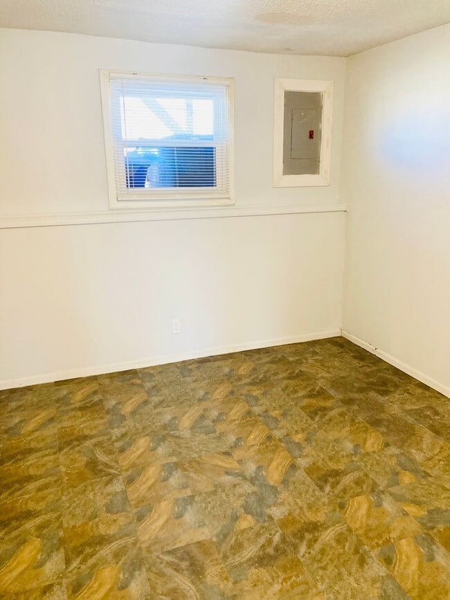 Building Photo - Great Two Bedroom Apartment