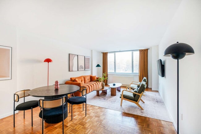 Building Photo - 350 W 43rd St