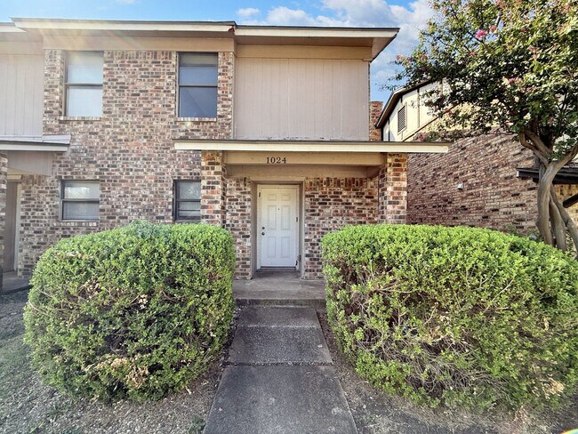 Foto del edificio - Charming 2-Bedroom Brick Home with Spaciou...