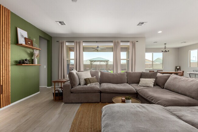 Foto del edificio - 18549 W Seldon Ln