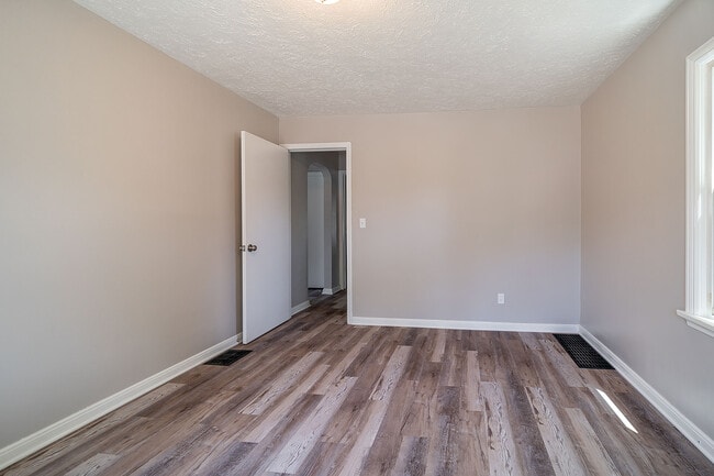 Building Photo - 1386 E 19th Ave