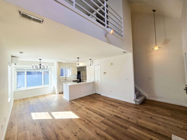Foto del edificio - Bright 1-bedroom loft in the heart of Boulder- Available Now