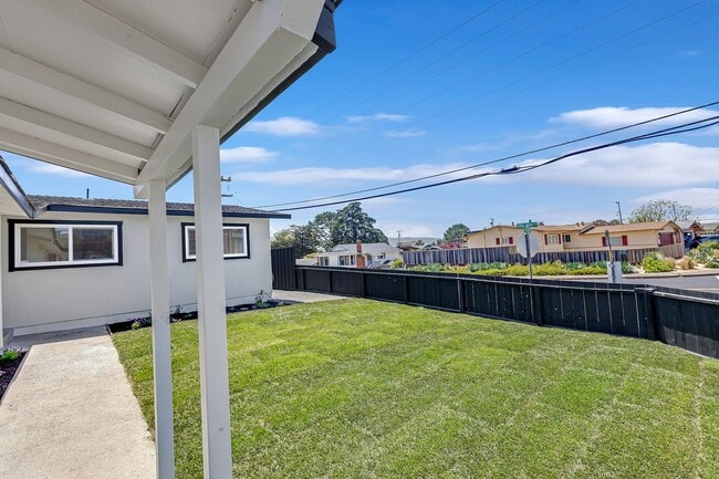 Building Photo - Bright Pacifica Corner Home with Modern Co...