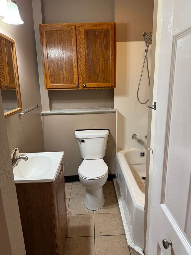Building Photo - 2 bed 1 bath home, $1050.00 Near Bunn Park