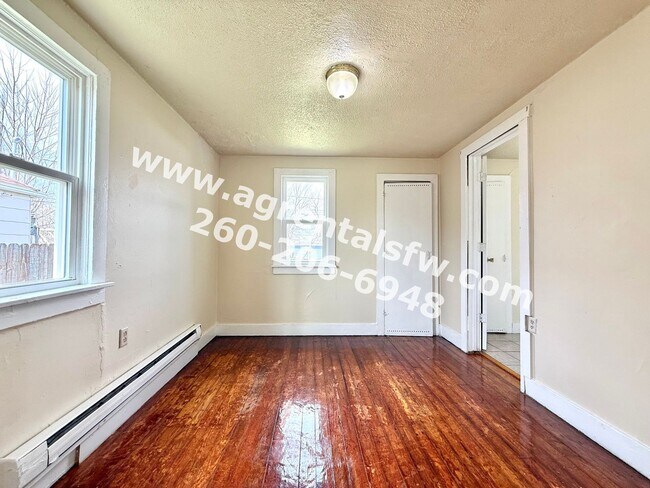 Building Photo - 2 Bedroom House