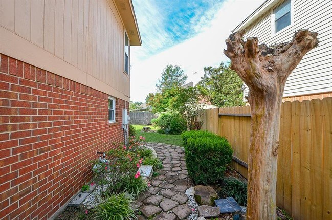 Building Photo - 6123 Summerville Ln
