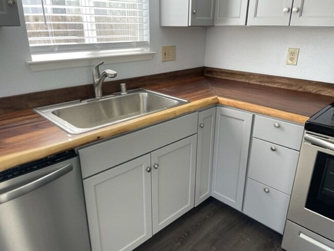 Building Photo - 4005 Pheasant Dr