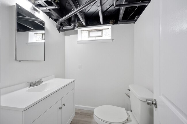 Building Photo - 2226 E Farnum Ave