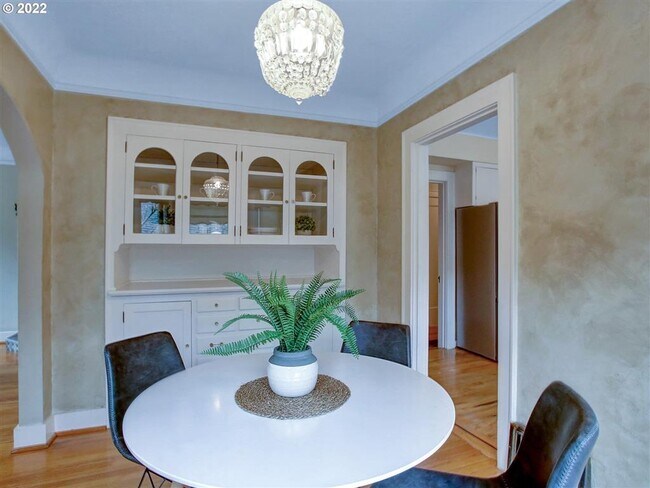 (montada) Comedor formal con dispositivos incorporados - 2510 NE 8th Ave