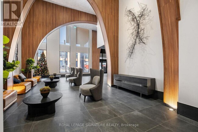 Building Photo - 270 Dufferin St