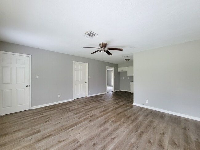 Building Photo - 111 Wisteria St