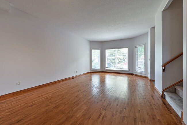 Building Photo - 3 Bedroom/3.5 Bath Duplex Located in Tuxed...