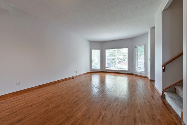 Photo du bâtiment - 3 Bedroom/3.5 Bath Duplex Located in Tuxed...