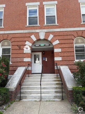 Building Photo - 223 Meadow St