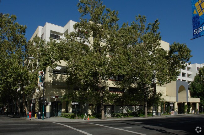 Building Photo - Colonnade