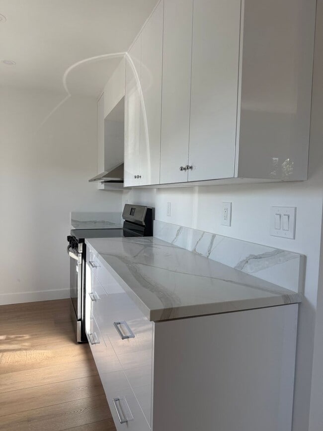 Building Photo - 2107 Montana Ave