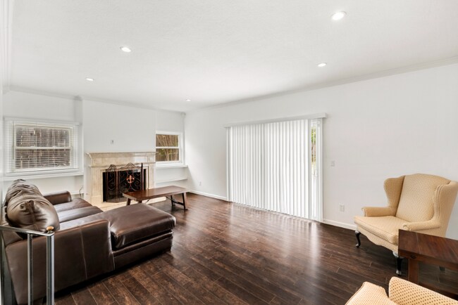 Foto del edificio - 8309 Denise Ln