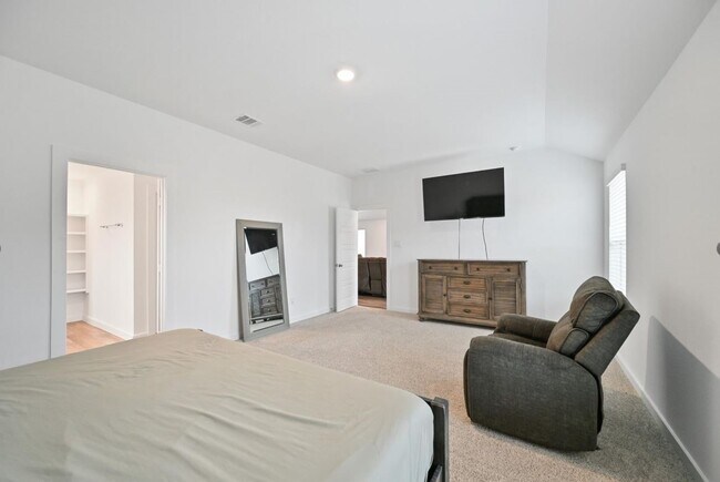 Foto del edificio - 1139 Hughes Crossing Dr