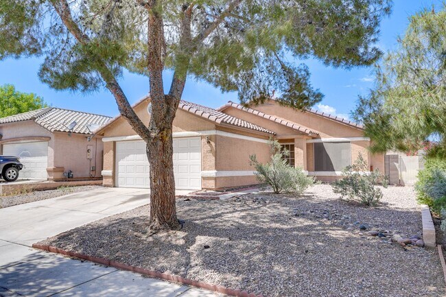 Building Photo - SINGLE STORY WITH 3 BEDROOMS!