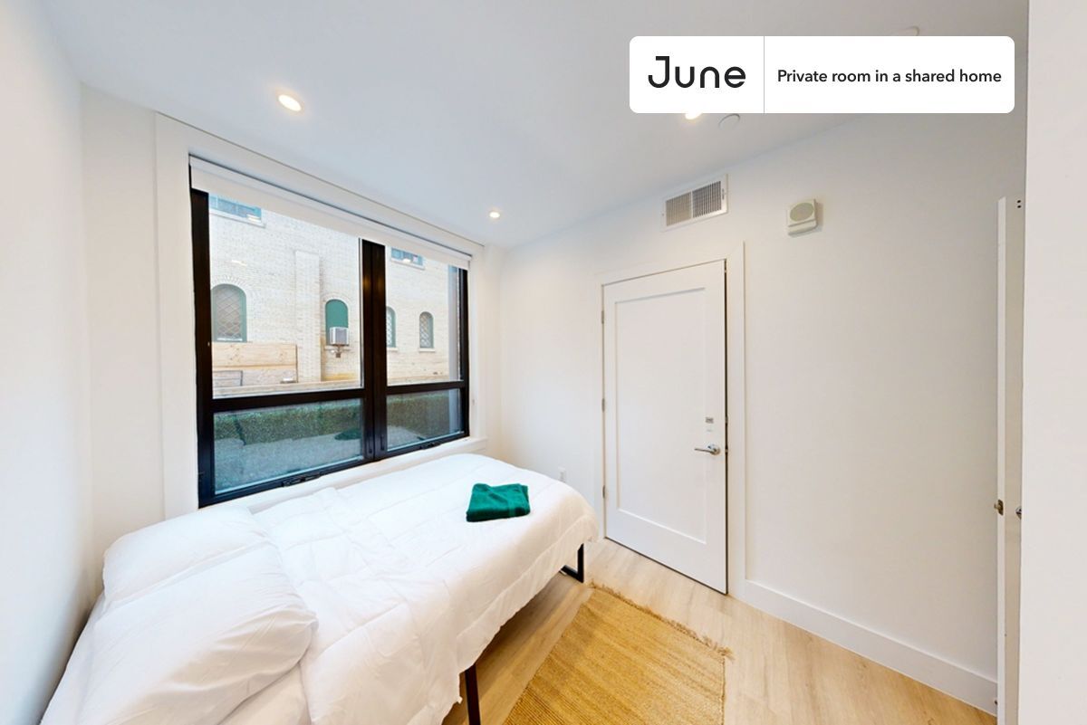 Foto principal - Room in Shared 4 bed/2 bath home