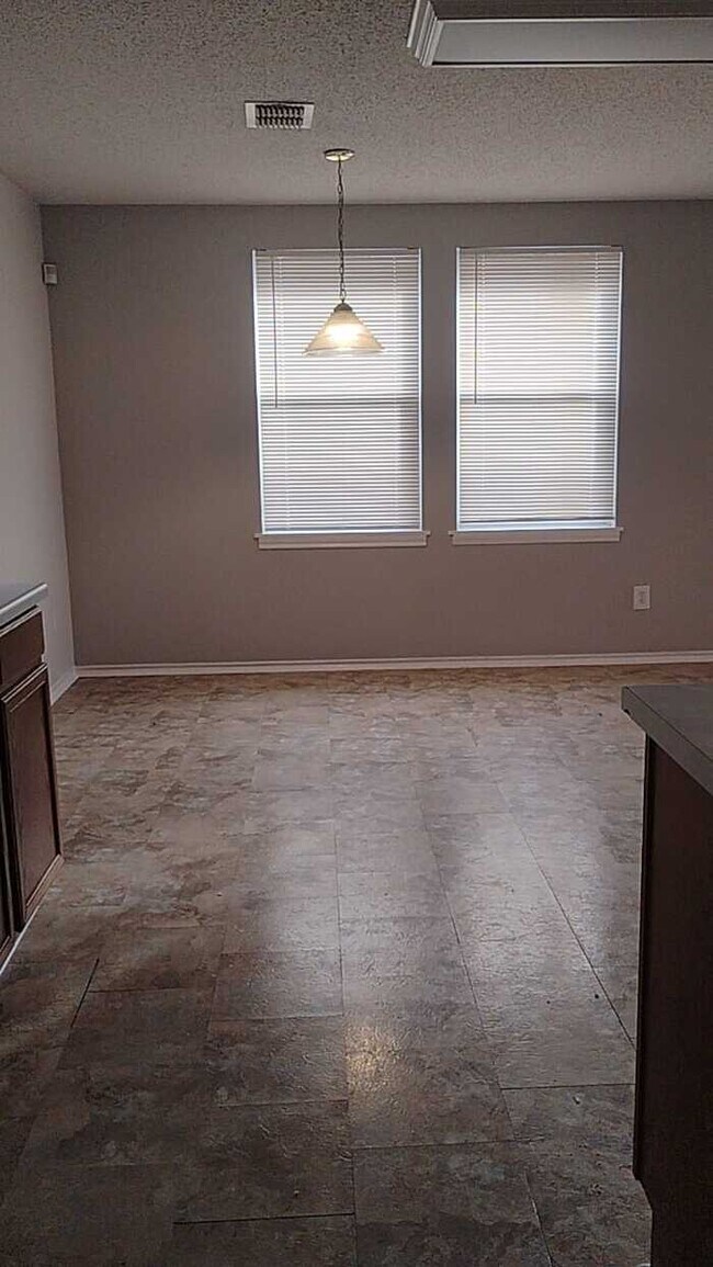 Foto del edificio - 1721 Baxter Springs Dr