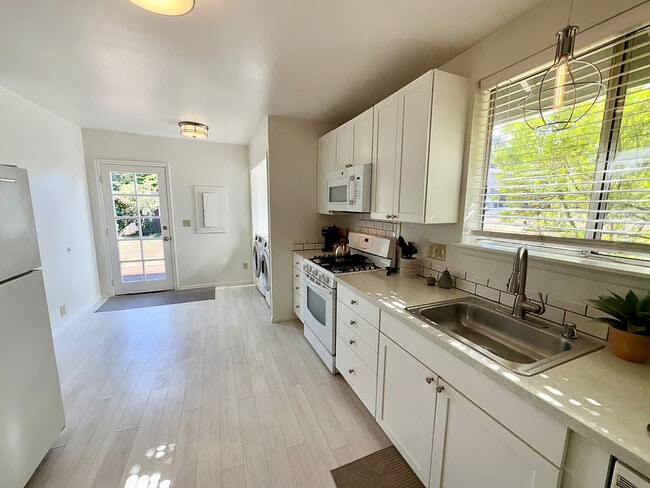 Building Photo - 4755 N Pearl St