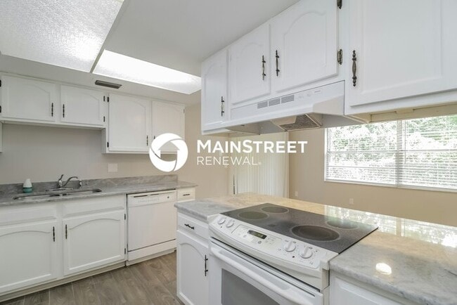 Building Photo - 4 Bedroom Pet-Friendly Home in Orlando, FL with Main Street Renewal