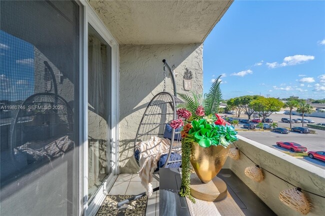 Building Photo - 10000 NW 80th Ct