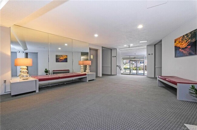 Foto del edificio - 1 Lakeview Dr