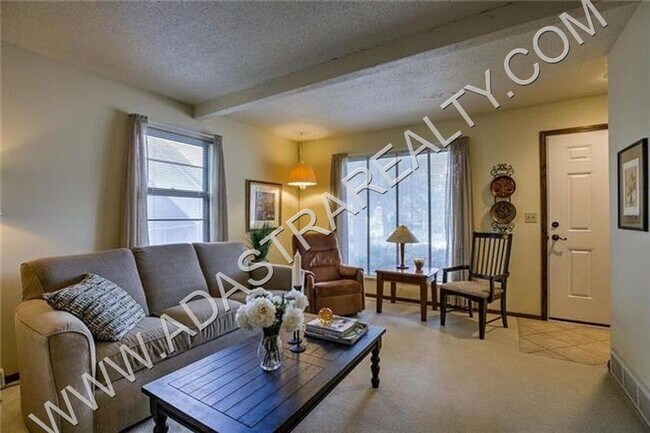 Building Photo - Beautiful Duplex in Olathe-Available NOW!!