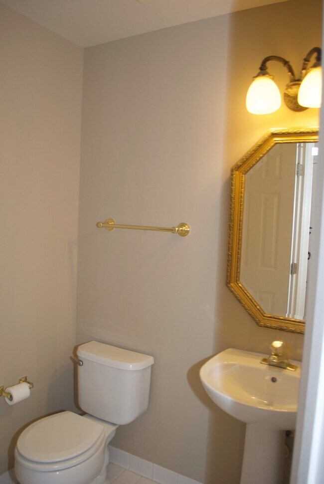 Building Photo - Large luxury townhouse near Vienna Metro