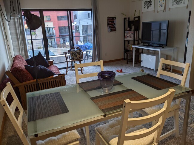Dining area - 1040 NW Naito Pky