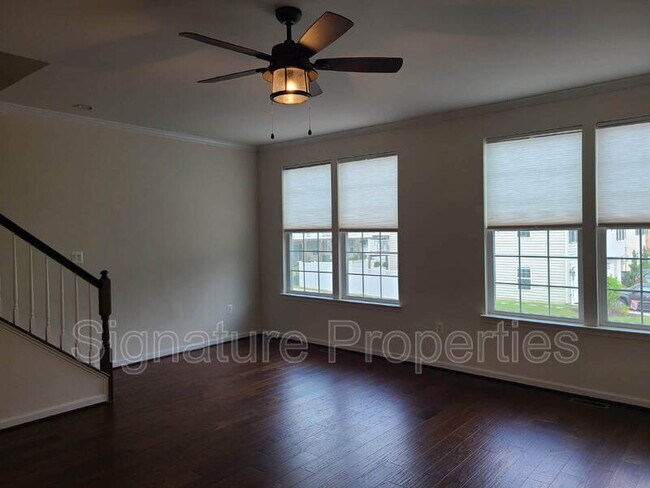 Building Photo - 316 Tree Line Dr