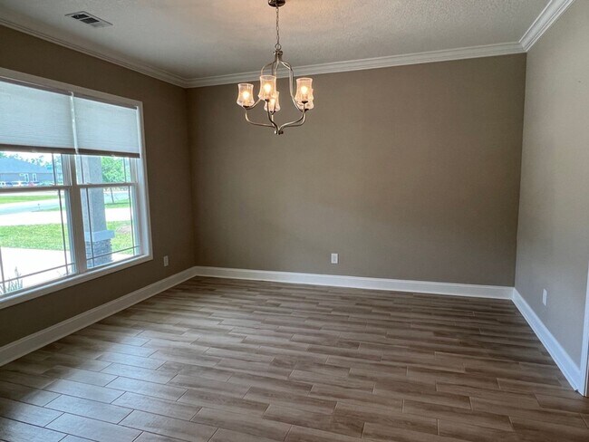 Foto del edificio - FIVE BEDROOM, THREE BATHROOM HOME AVAILABL...
