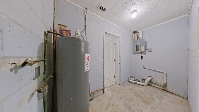 Building Photo - Cute Updated 2/1 with Bonus Room in Fort P...