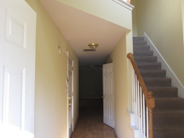 Building Photo - Conveniently Located 3 Bed/3 Bath Townhous...