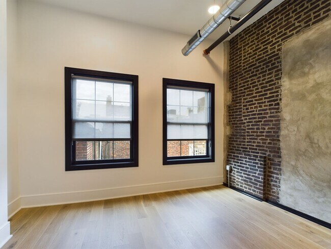 Building Photo - Amazing 2 bedroom/2 bathroom with large ro...
