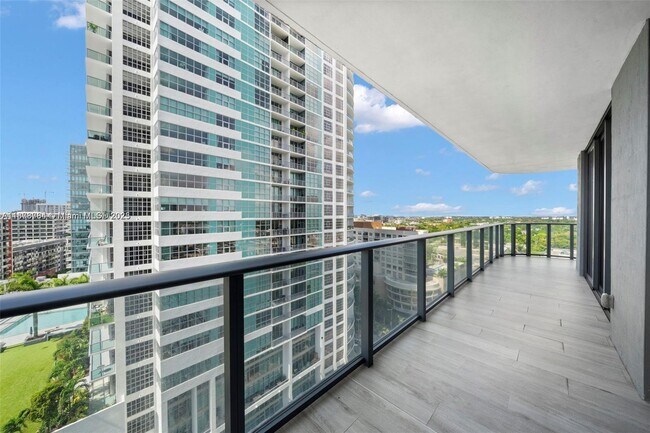 Foto del edificio - 121 NE 34th St
