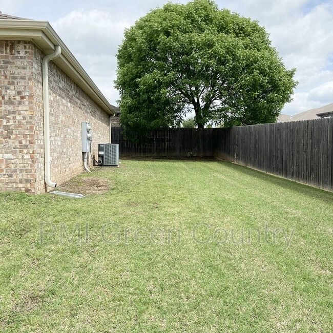 Building Photo - 1200 W Jackson Ct