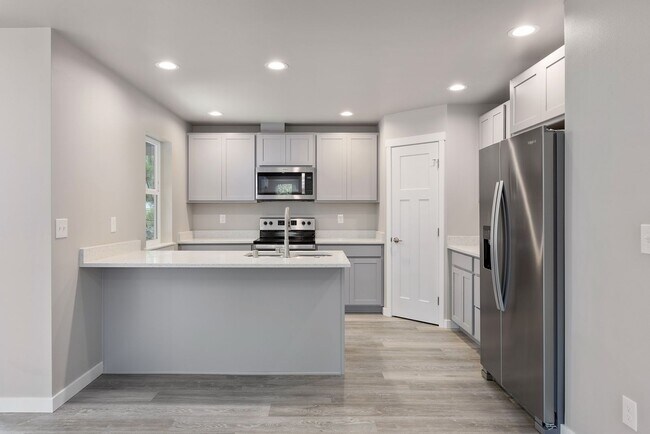 Foto del edificio - Newer Luxury Homes just minutes from Hughe...
