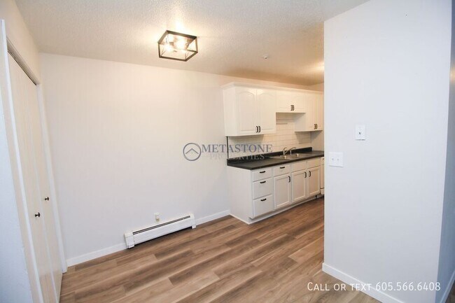 Building Photo - 308 S Lewis Ave