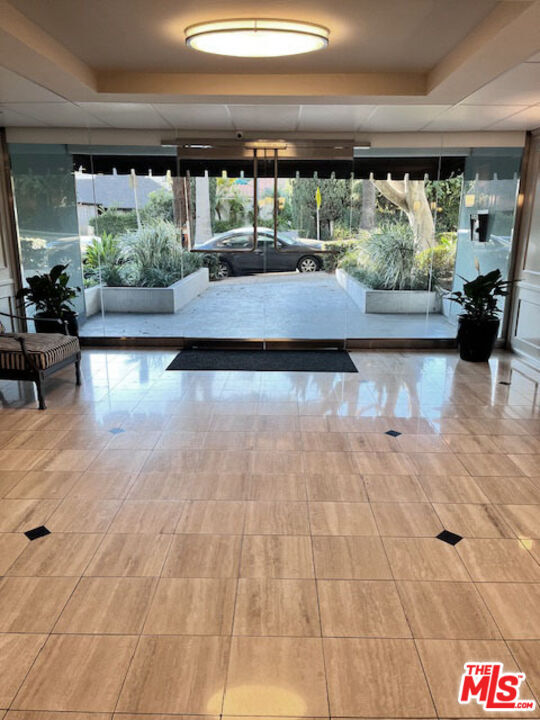 Foto del edificio - 906 N Doheny Dr