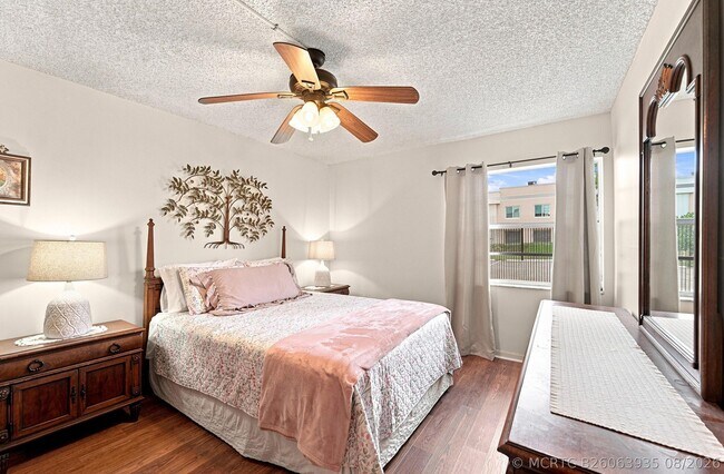 Foto del edificio - 246 Normandy Ln
