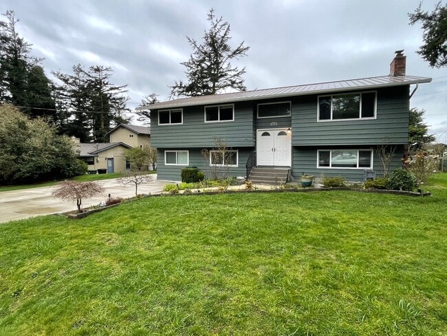 Building Photo - ***PENDING APPLICATION***Gorgeous 4 Bedroom Home In Desirable West Beach Area!